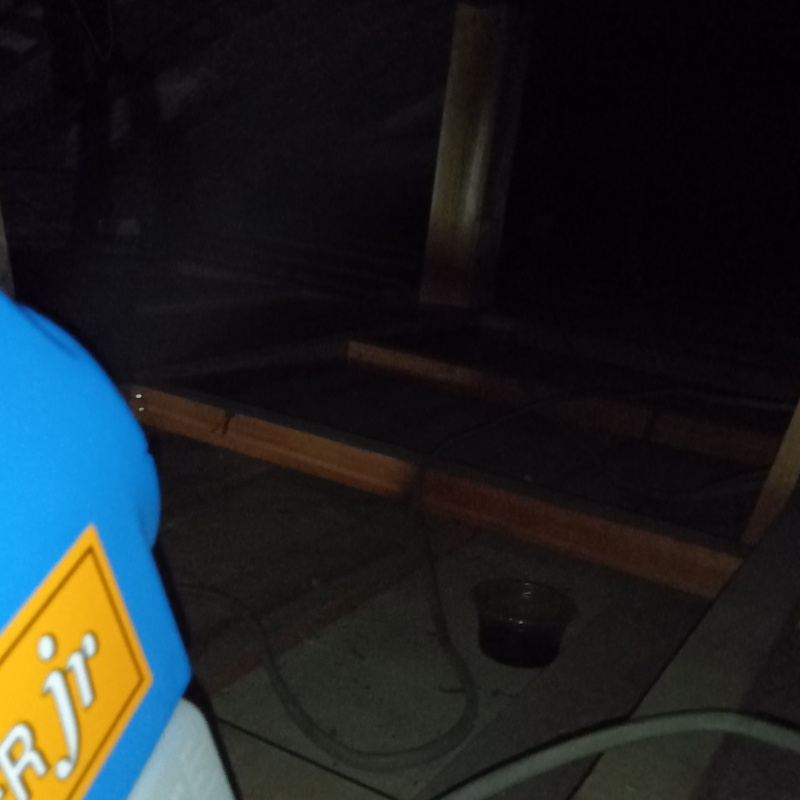 噴霧器で除菌・消臭している様子