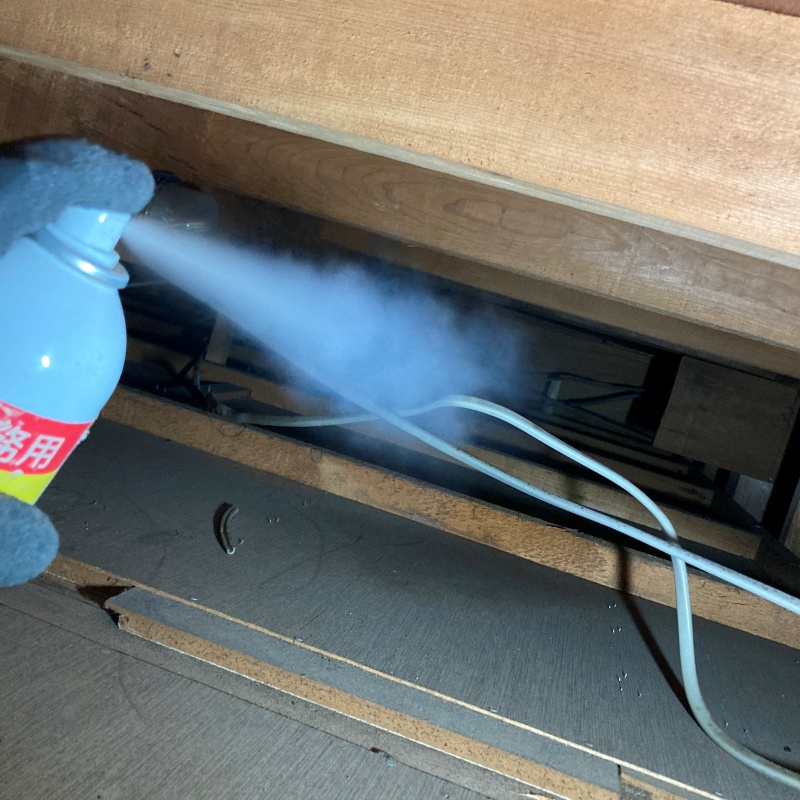 忌避スプレーを散布