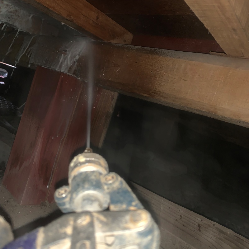 床下の木材にシロアリ駆除剤を散布