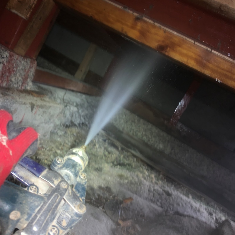 床下の木材にシロアリ駆除剤を散布