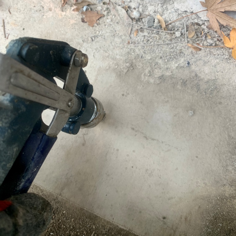 床に穴を開けてシロアリ駆除剤を注入