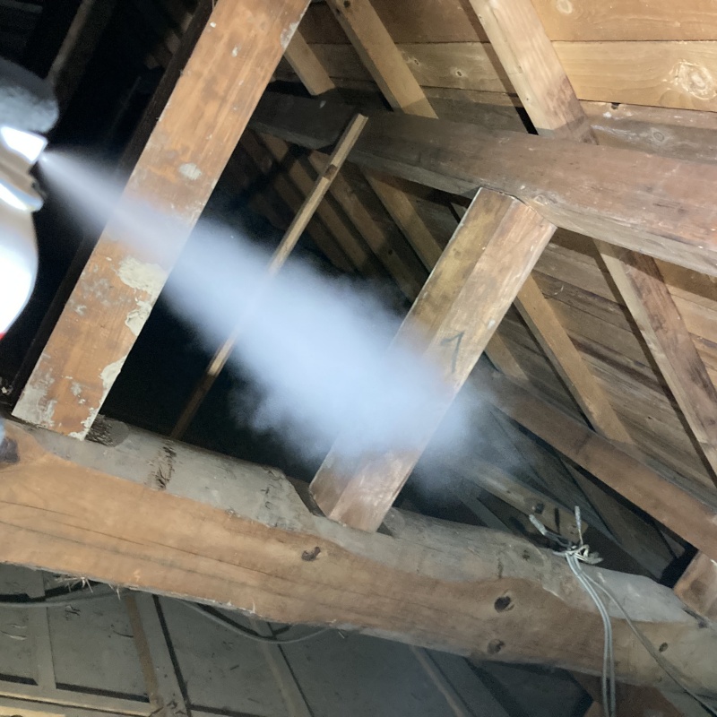 忌避スプレーを散布している様子