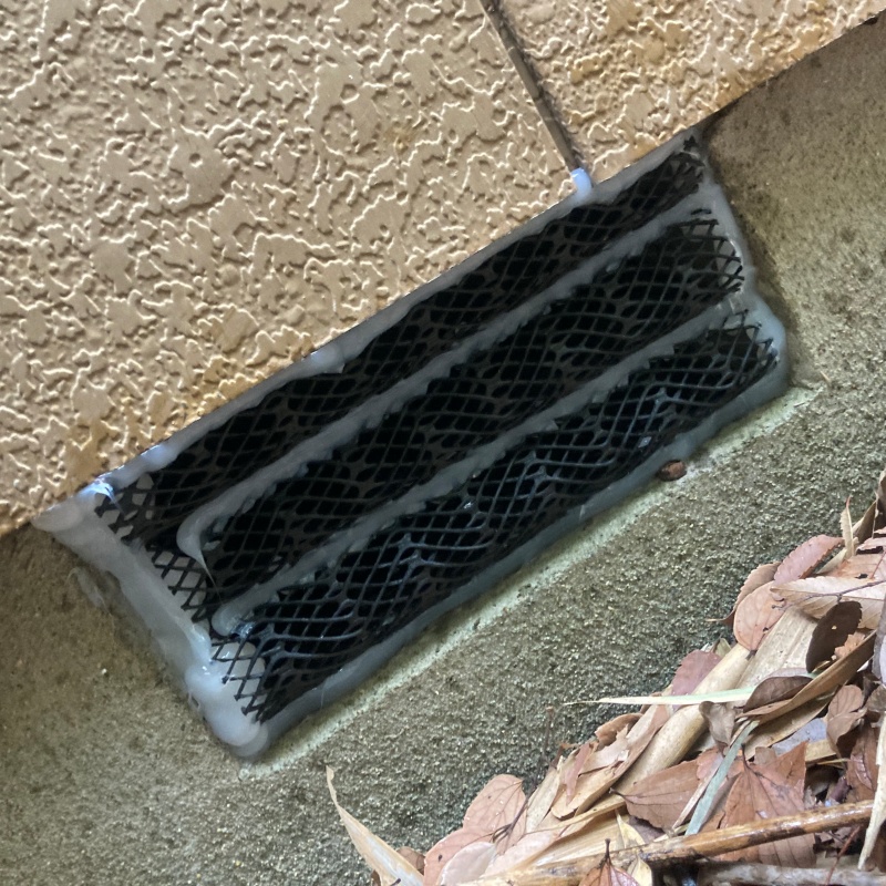 床下換気口にネットを設置