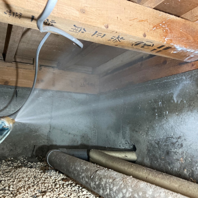 床下の木材にシロアリ駆除剤を散布