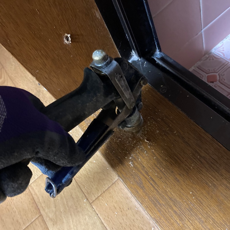 柱に穴を開けてシロアリ駆除剤を注入