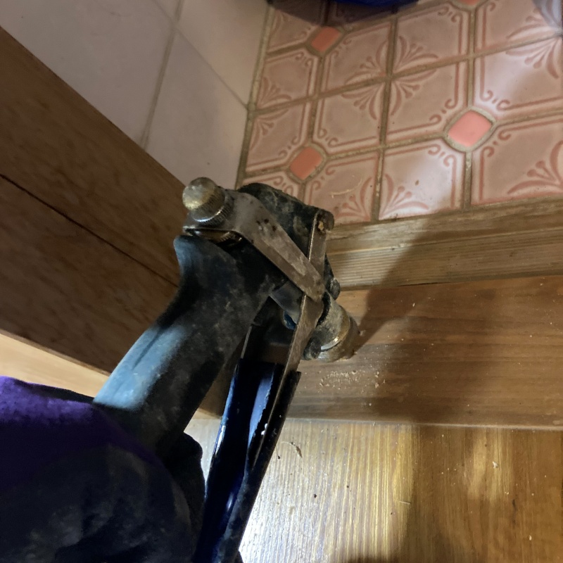 柱に穴を開けてシロアリ駆除剤を注入