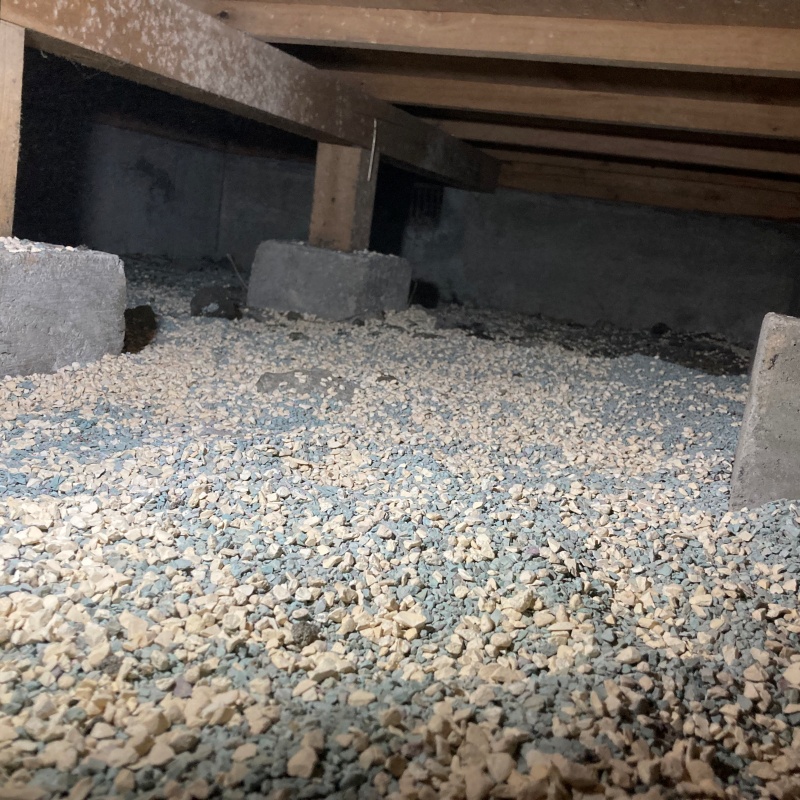 床下に調湿剤を敷き詰めた様子