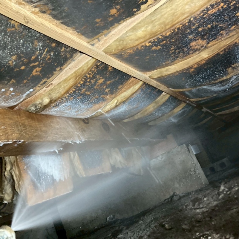 床下の木材にシロアリ駆除剤を散布