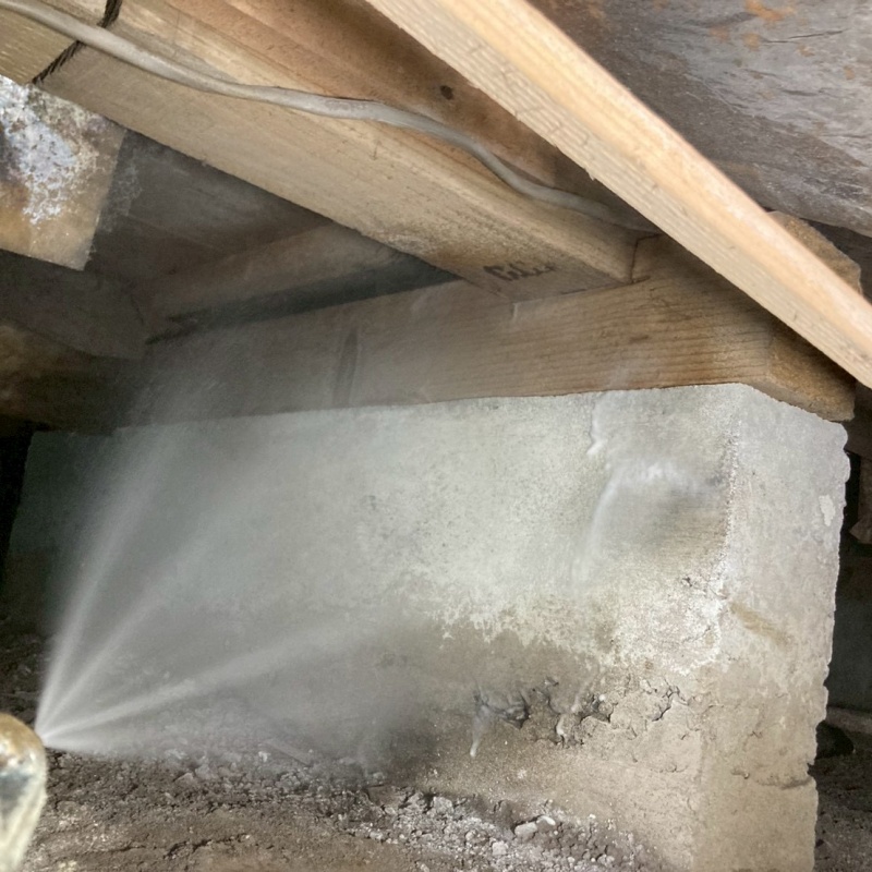 床下の木材にシロアリ駆除剤を散布