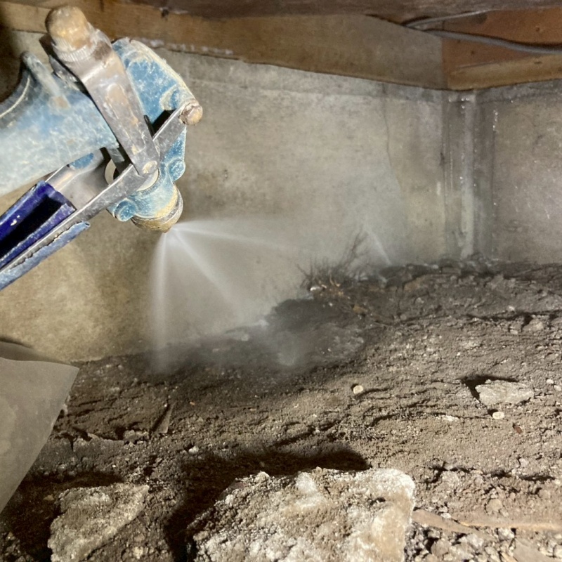 床下の土壌にシロアリ駆除剤を散布