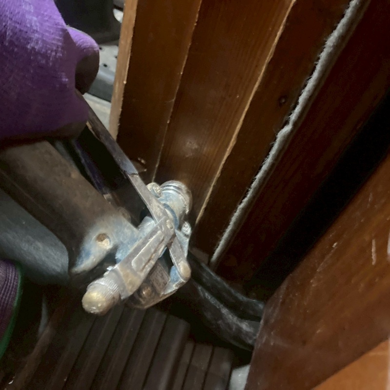 柱に穴を開けてシロアリ駆除剤を注入