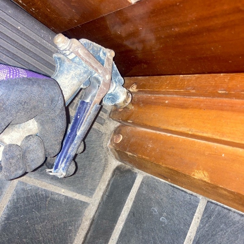 土間の木部に穴を開けてシロアリ駆除剤を注入