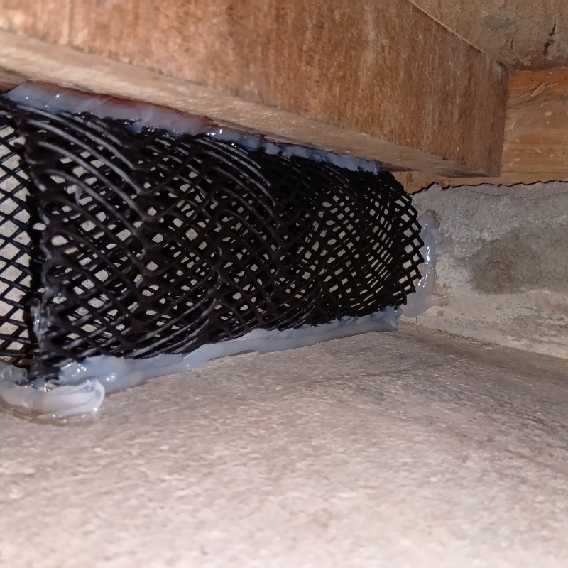 床下の大きな開口部を封鎖