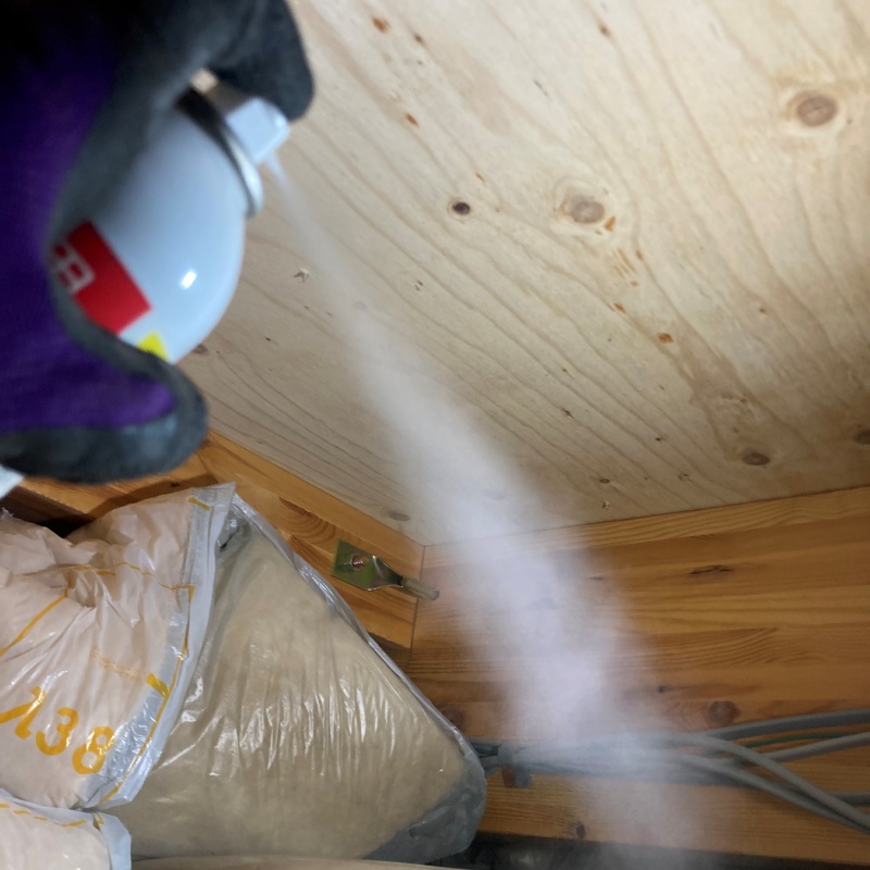 忌避スプレーを散布