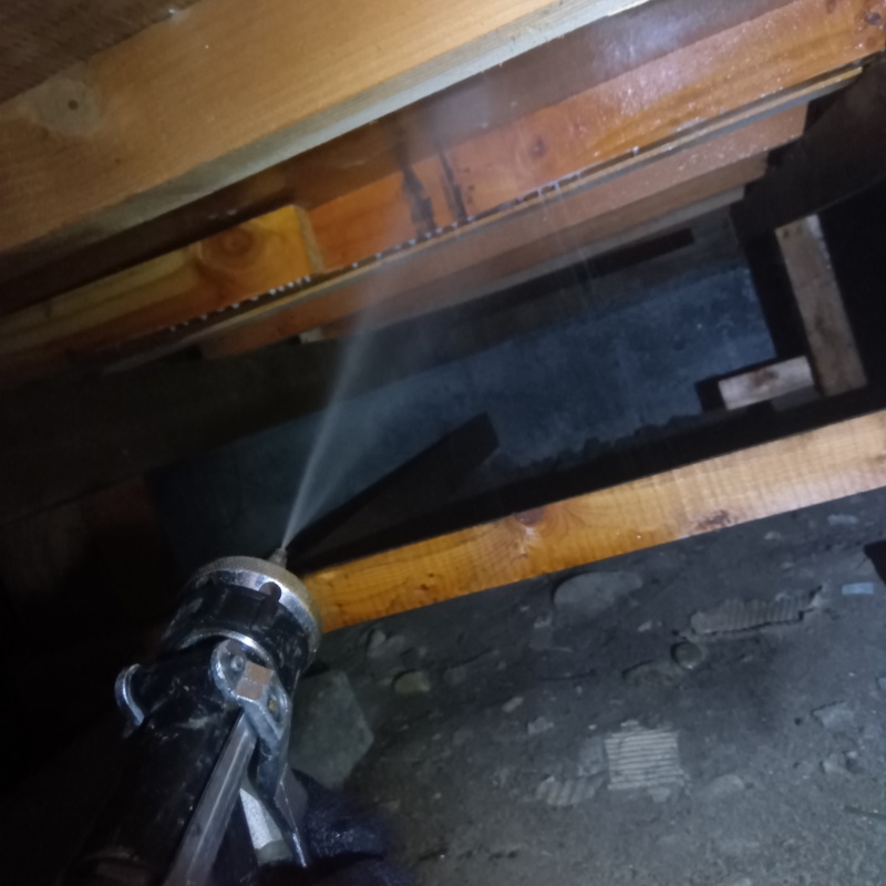 床下の木材にシロアリ駆除剤を散布