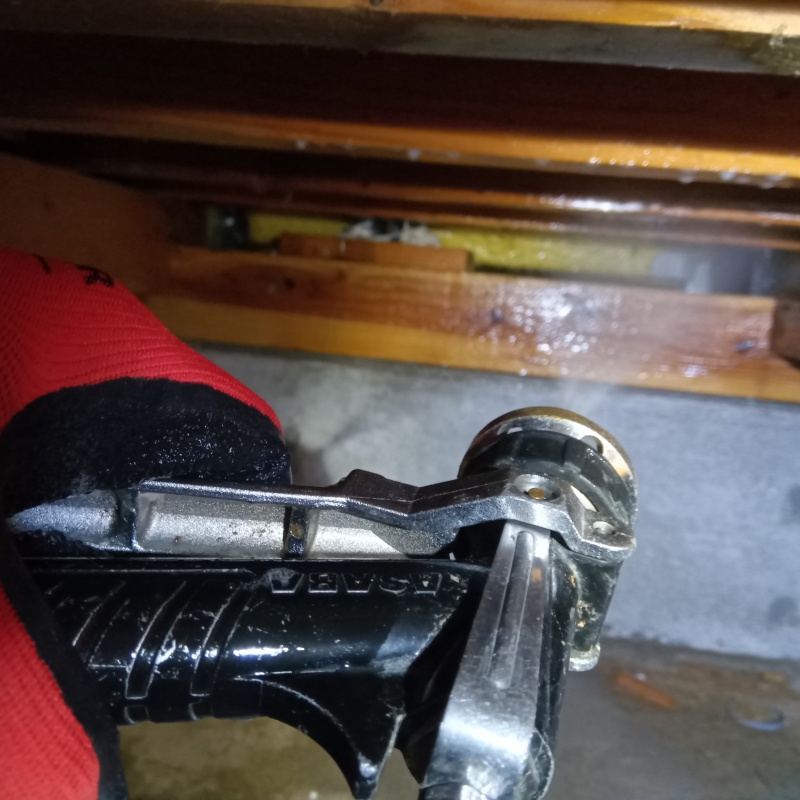 床下の木材にシロアリ駆除剤を散布