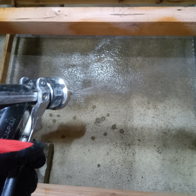 床下の土壌にシロアリ駆除剤を散布