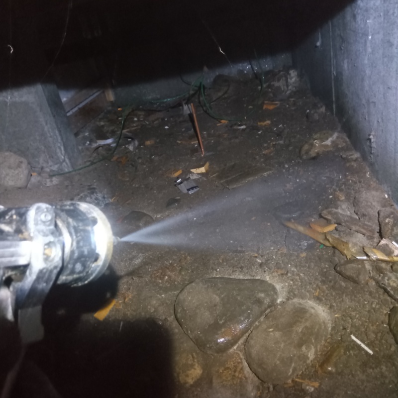 床下の土壌にシロアリ駆除剤を散布