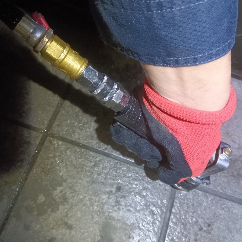 床下に穴を開けてシロアリ駆除剤を注入