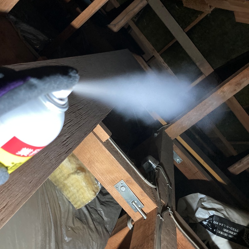 忌避スプレーを散布