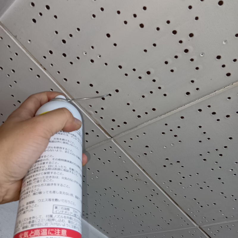 天井のすき間から忌避スプレーを散布