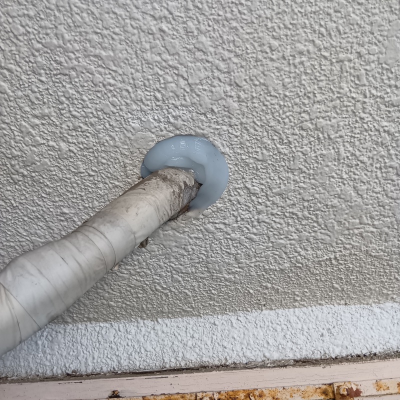 配管が通る穴のすき間を封鎖