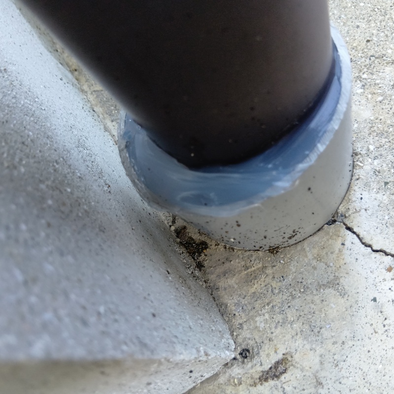 配管のすき間をパテで封鎖