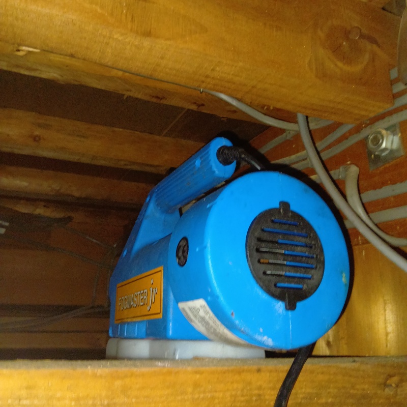 噴霧器で屋根裏を除菌・消臭