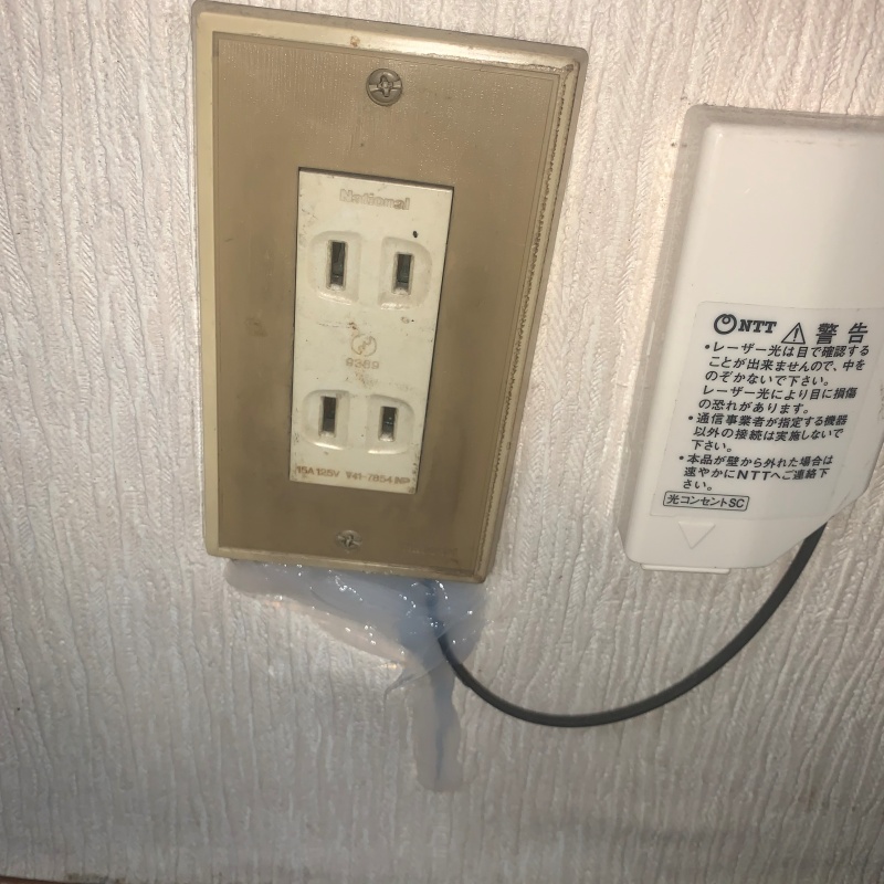 コンセント下のすき間を封鎖