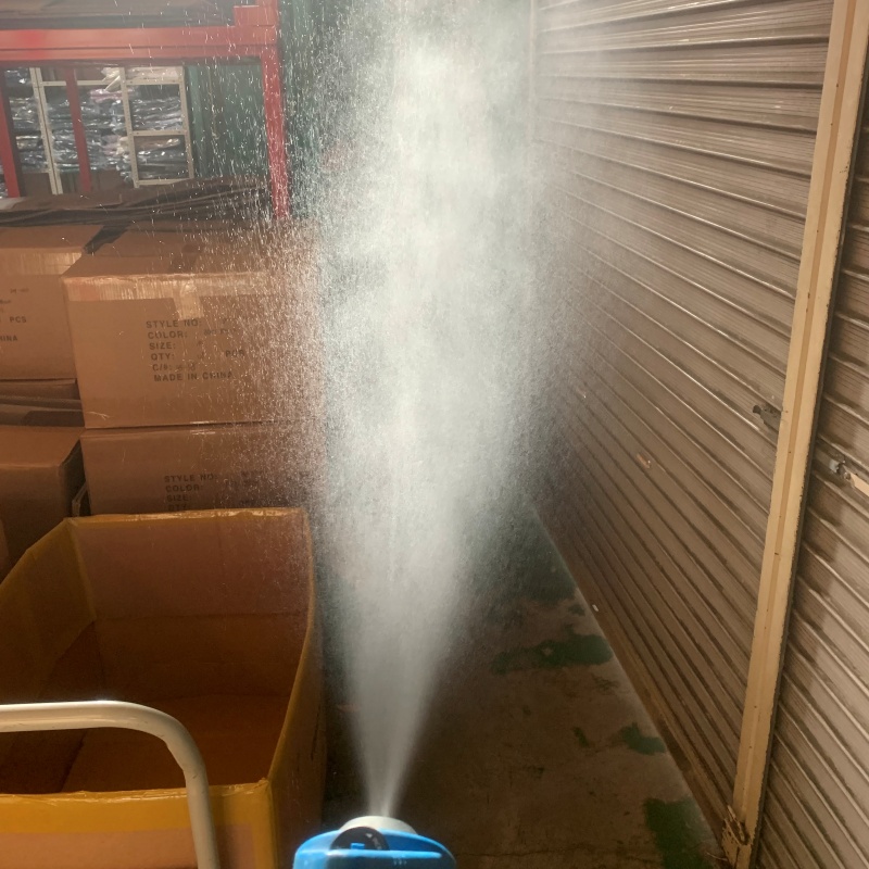 噴霧器で除菌・消臭剤を散布