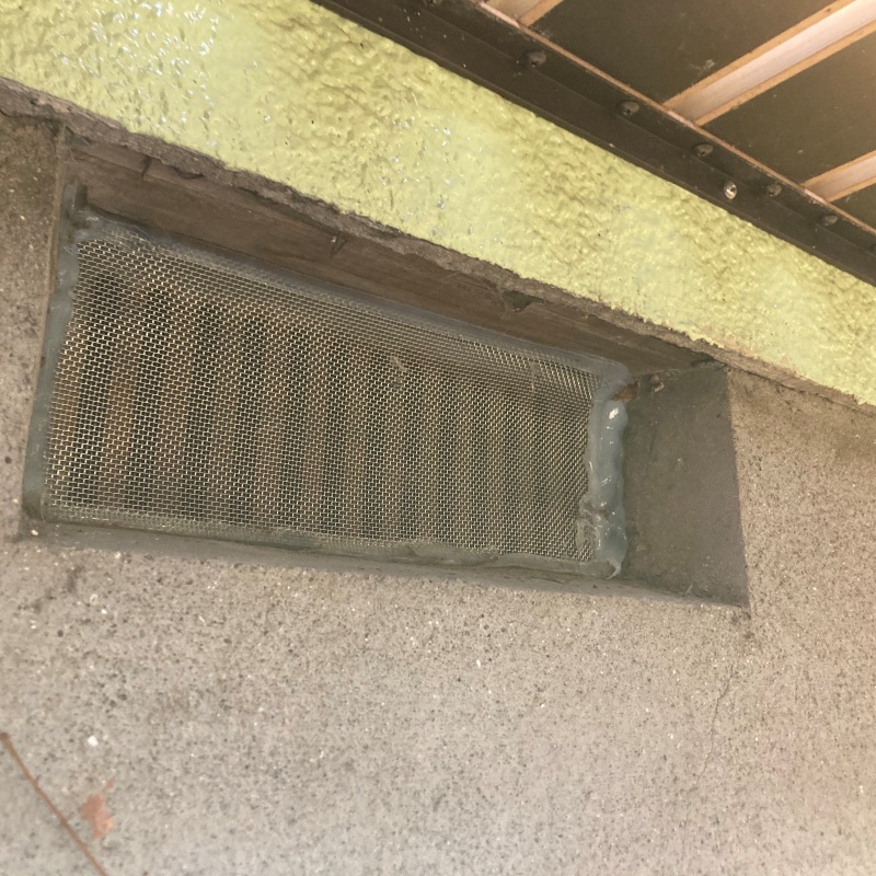 施工後の床下換気口の様子