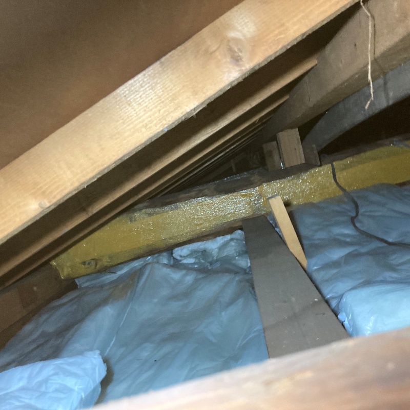 屋根裏に断熱材を設置