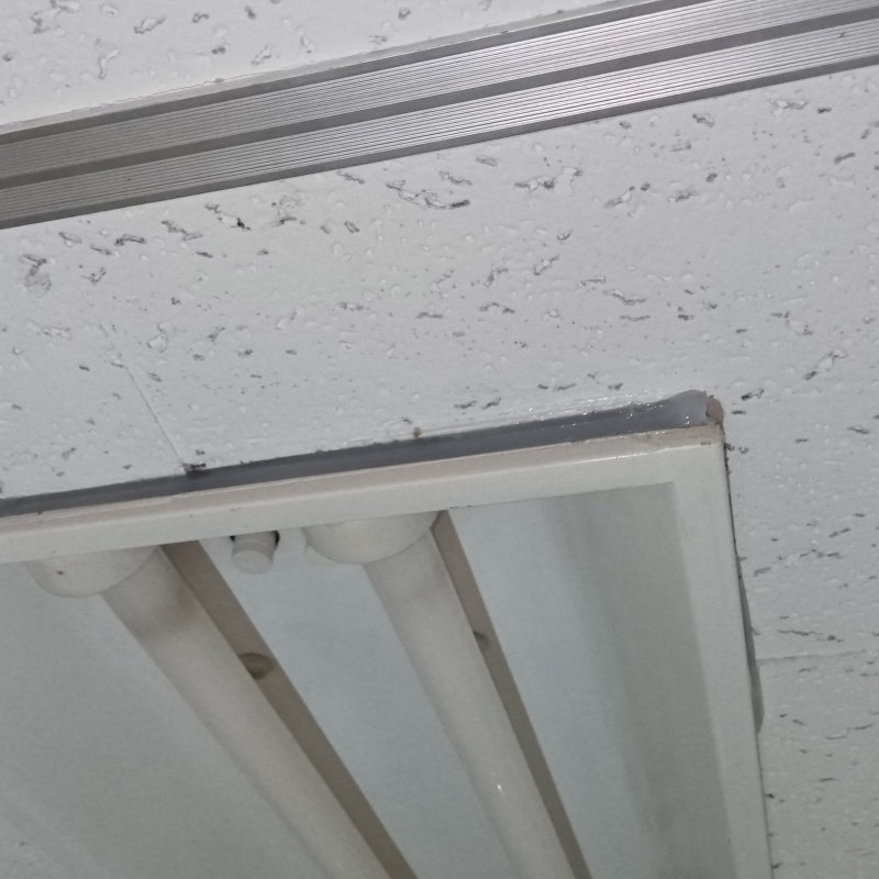 天井のすき間を封鎖