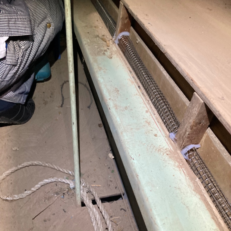 すき間を金網で封鎖