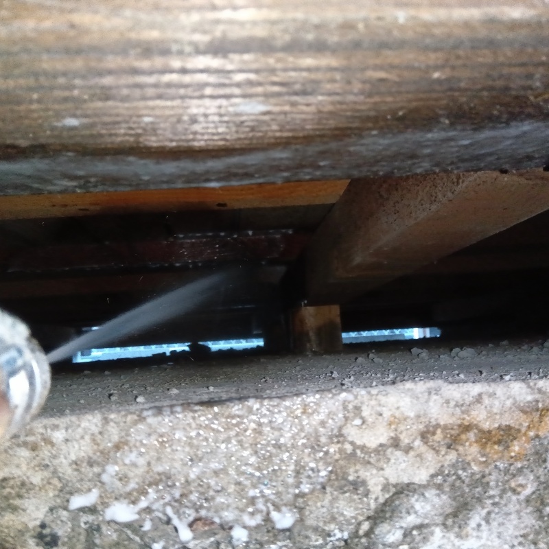 床下の木材にシロアリ駆除剤を散布