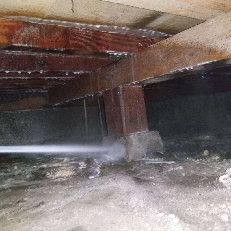 床下の土台付近にシロアリ駆除剤を散布