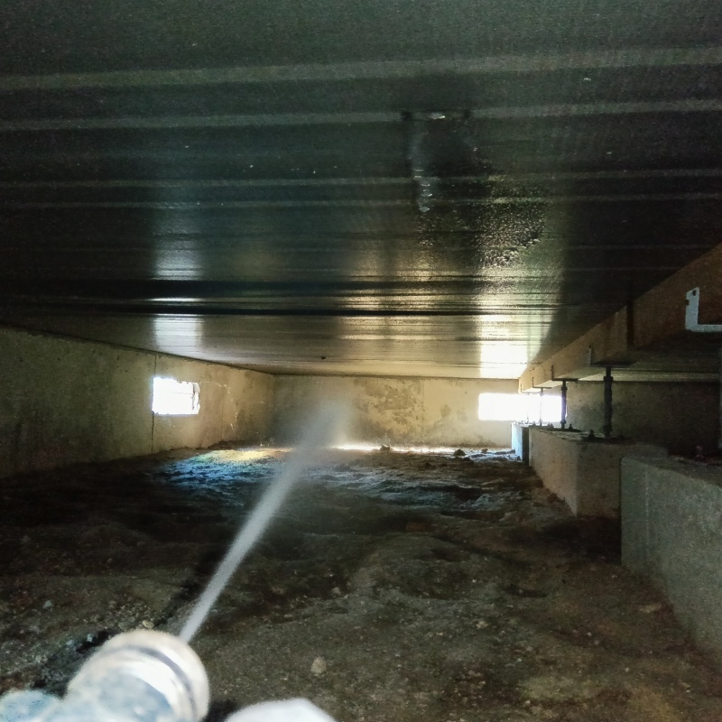 床下の木材に防蟻剤を散布