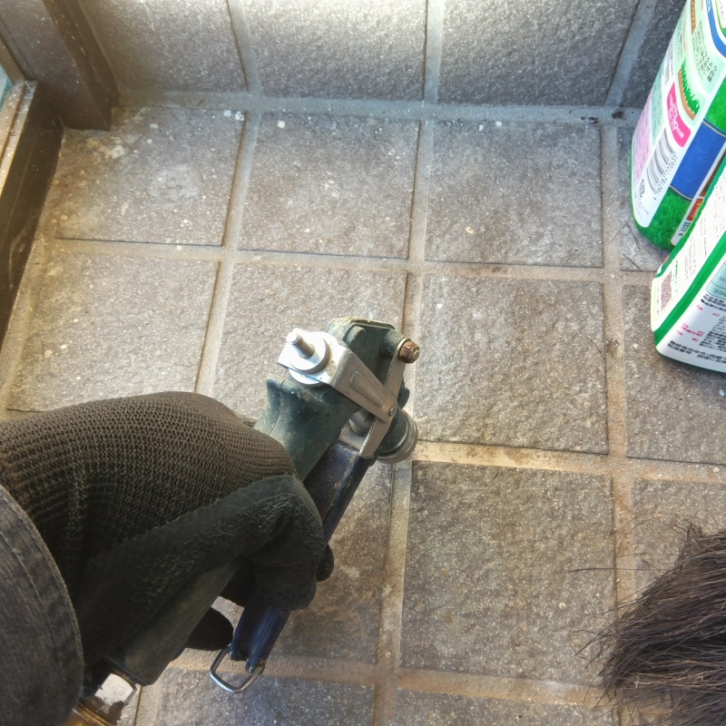 床に穴を開けて防蟻剤を注入