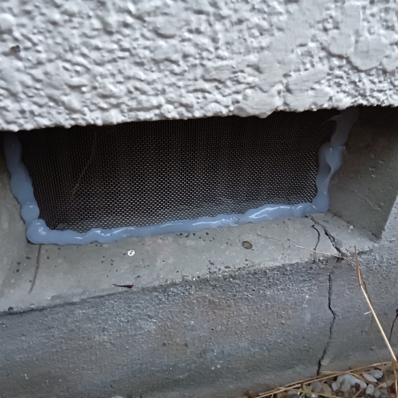 床下換気口のすき間を封鎖