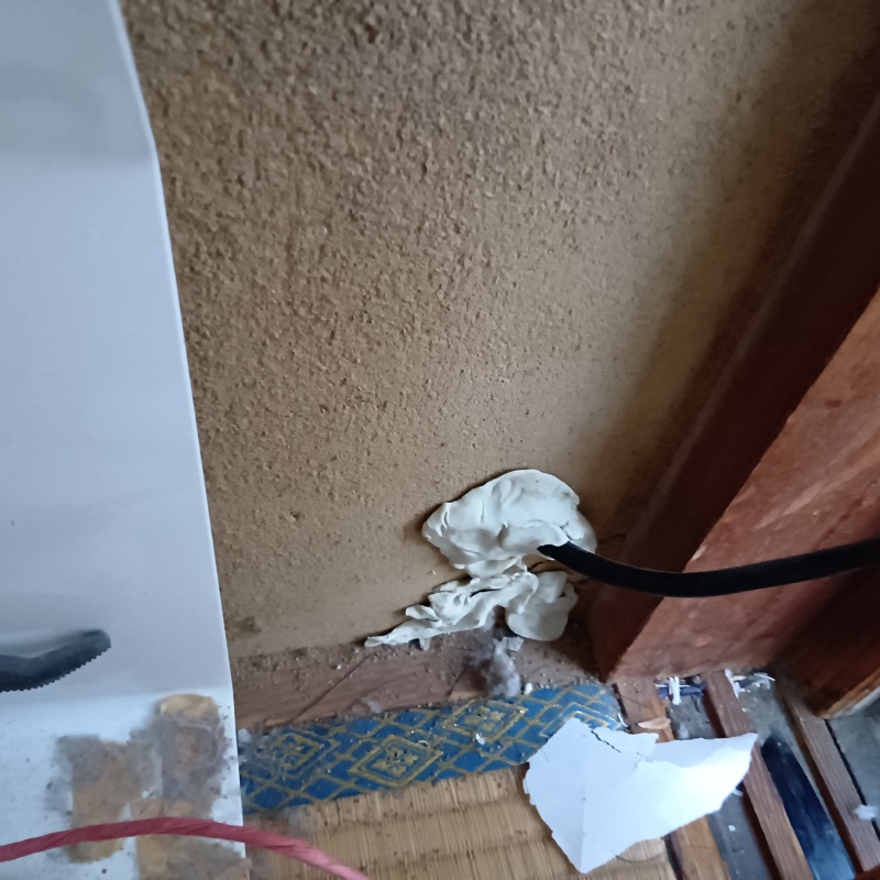 壁と配線のすき間を封鎖