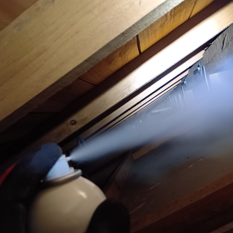 除菌・消臭スプレーを散布