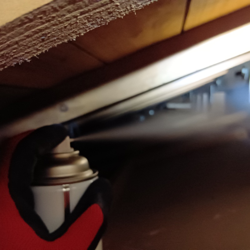 屋根裏に殺虫剤を散布している様子