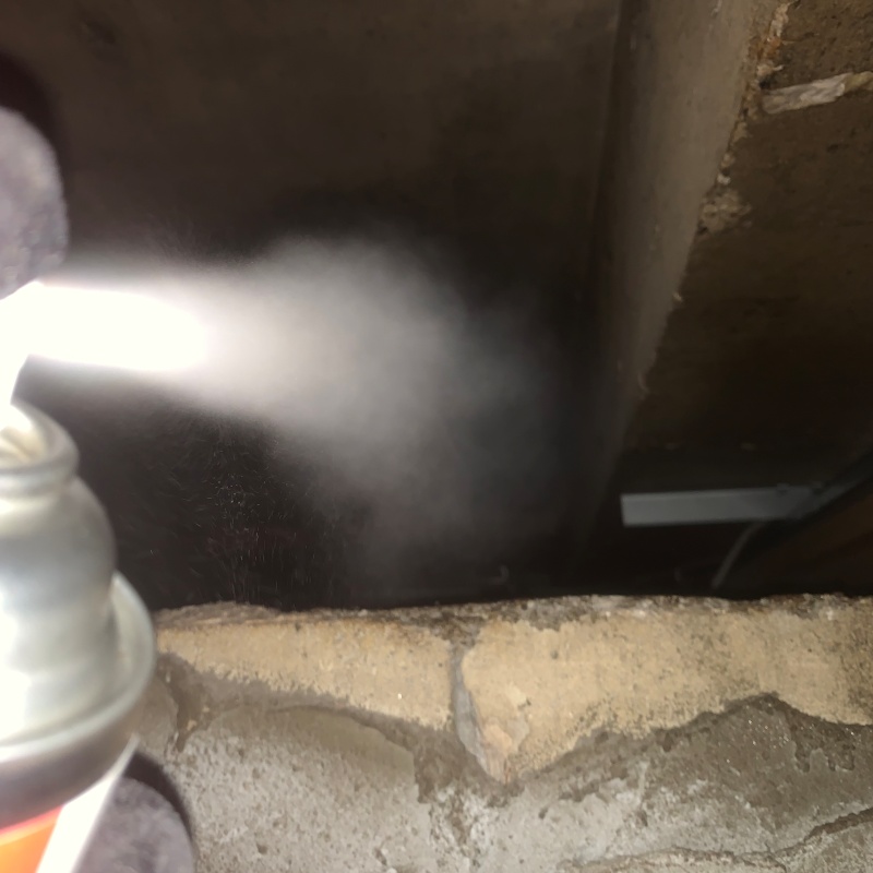 忌避剤を吹きつけている様子