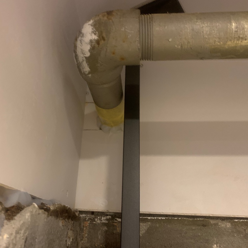 壁と配管のすき間を封鎖