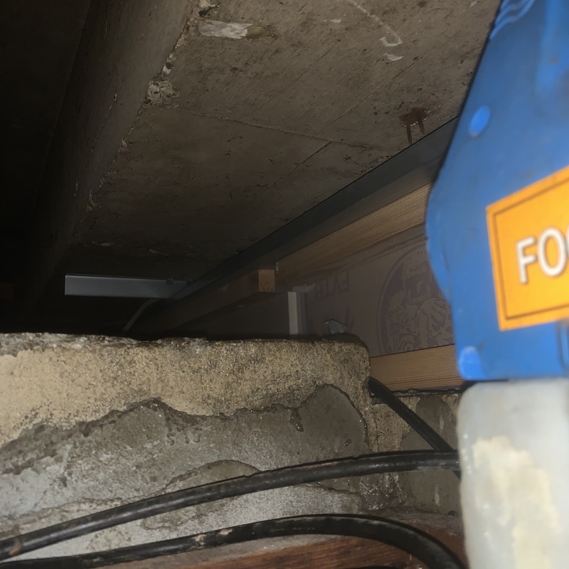 除菌・消臭剤を散布する様子