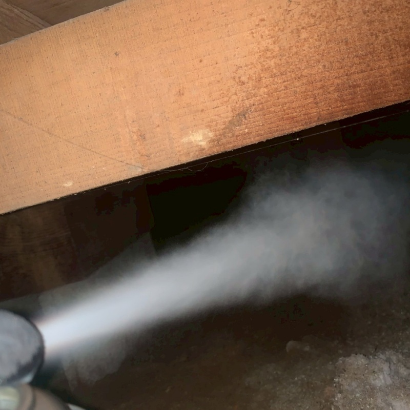 忌避剤を吹きつけている様子