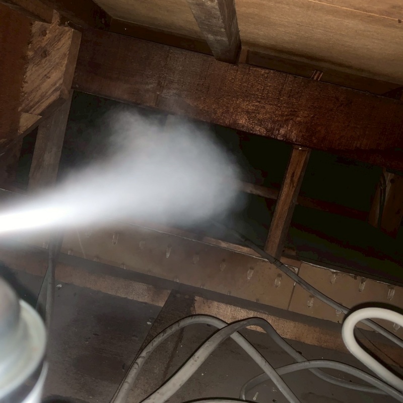 忌避剤を吹きつけている様子