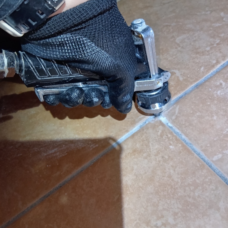 床に穴を開けてシロアリ駆除剤を注入