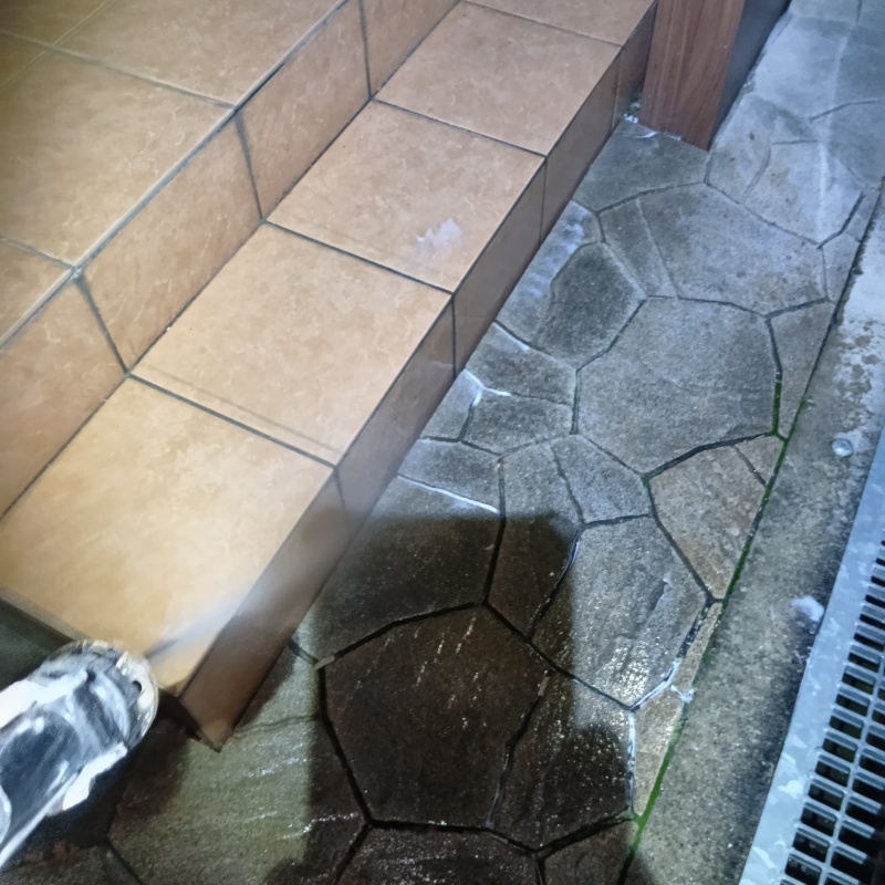 外階段にシロアリ駆除剤を散布