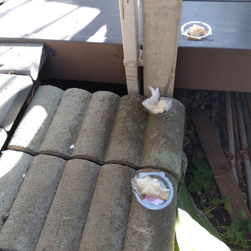 忌避剤を設置している様子